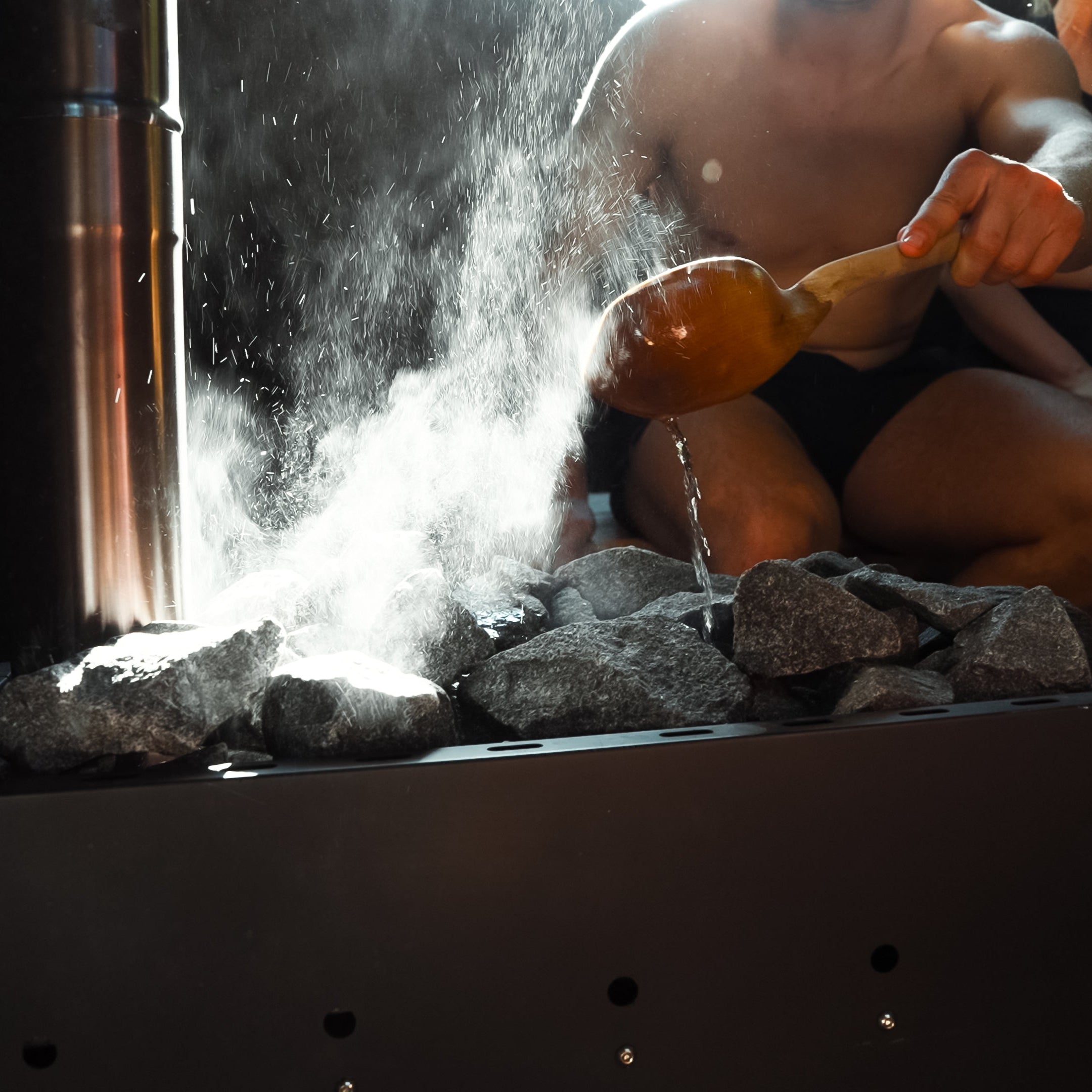 Sauna-accessoires: saunastenen, saunatemmer + lepel, thermometer, saunazandloper